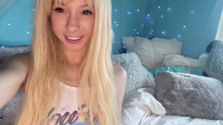 Kenzie Reeves Masturbates With Her Vibrator