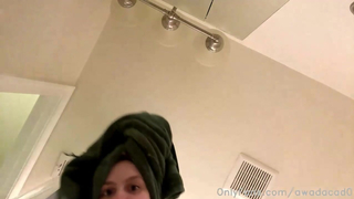 Awadacad0 Masturbates In Her Bathtub