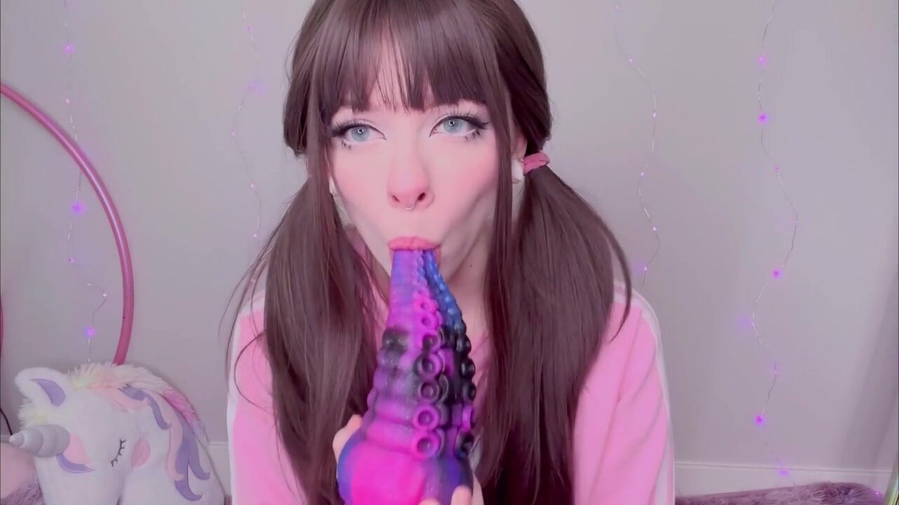 Molly Peach Fucks Her Cunt With A Tentacle