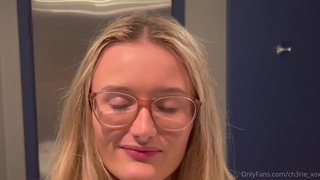 Ch3rie Xox Rides Her Dildo In The Bath