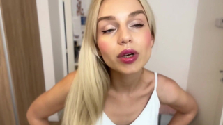 Alexa Greyy Plays With Her Wet Pussy