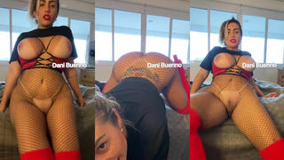 DbuennoA Teases Her Clit And Rubs Her Clit
