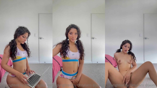 Jasminx Rubs Her Cunt