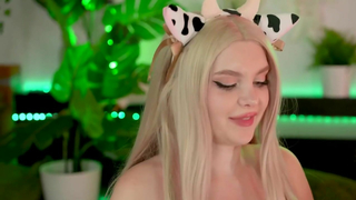 Alexislusttt & Cherrievelvet's Lesbian Cow Play