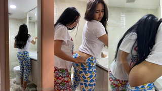 Kinky Alexa Fingering Kattmodel In The Bathroom